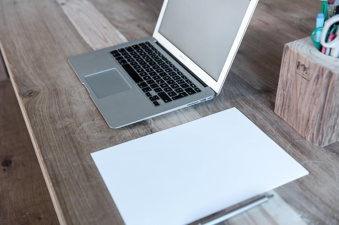 Come scrivere venti email di lavoro al giorno senza impazzire (e senza sembrare un robot)