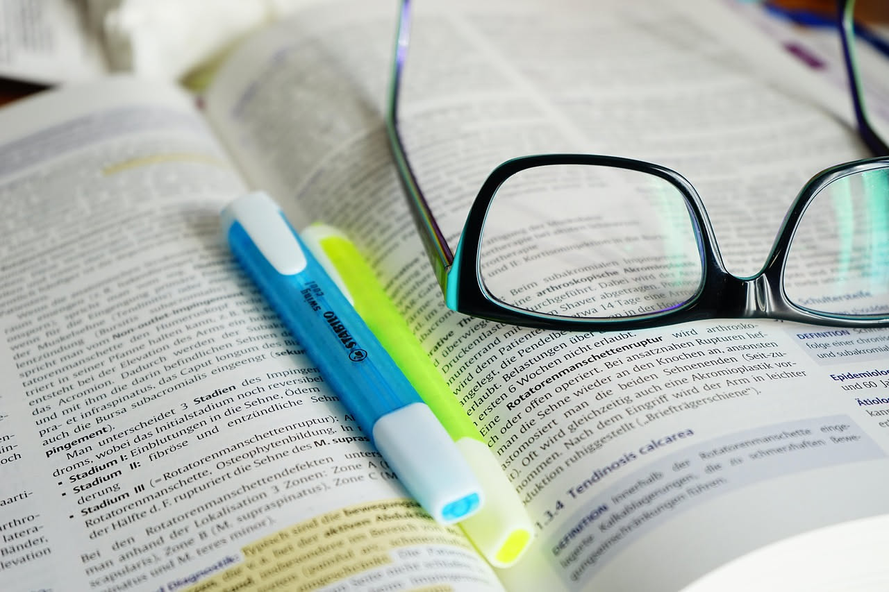 Scrivere la tesi di laurea con l'AI: dove finisce l'aiuto e inizia la truffa