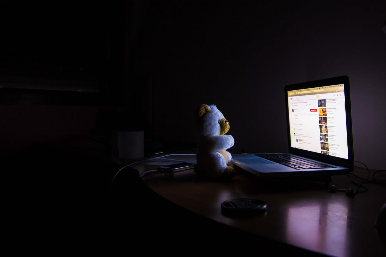 Stalking su LinkedIn: come l'AI blocca gli ex colleghi molesti
