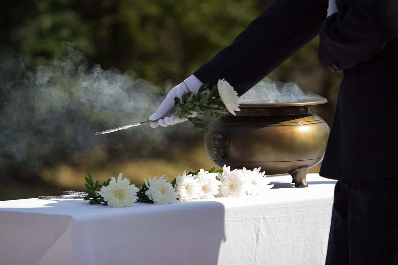 Organizzare un funerale in fretta: come l'IA può aiutare