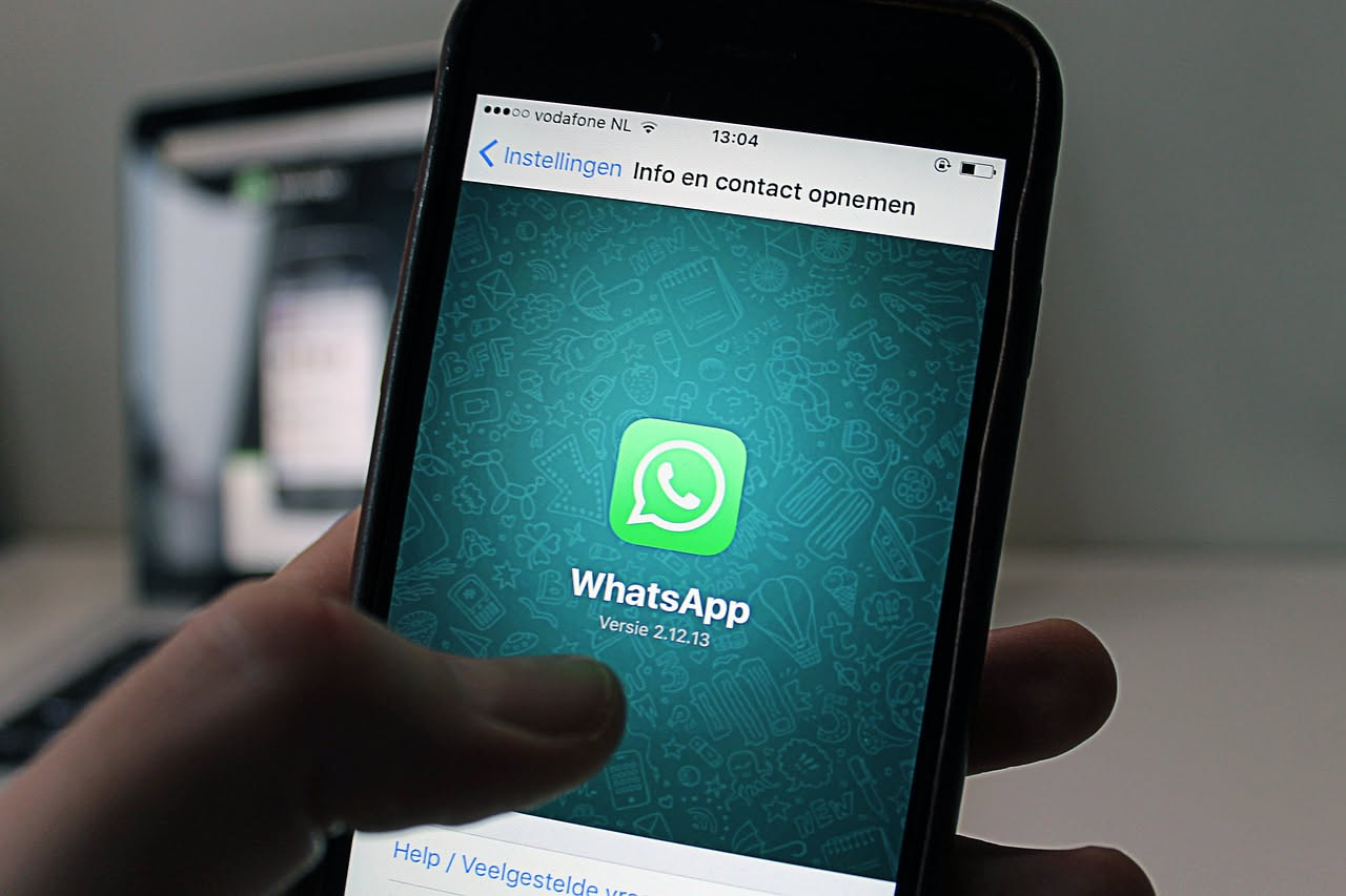 Messaggio aggressivo dal capo su WhatsApp: come rispondere senza rischi