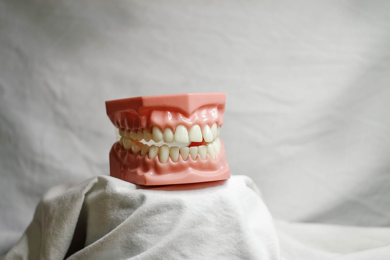 Come chiedere uno sconto al dentista per una protesi: le parole giuste