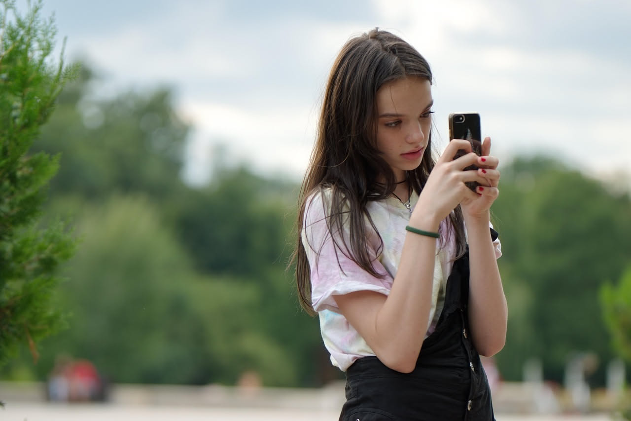 Primo cellulare a 12 anni: come l'IA aiuta i genitori a scegliere