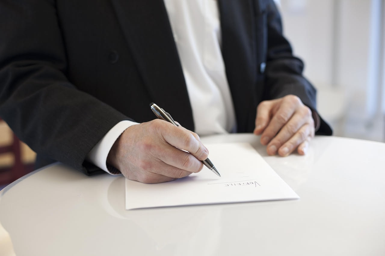 Lettera al notaio per la successione: come scriverla senza errori