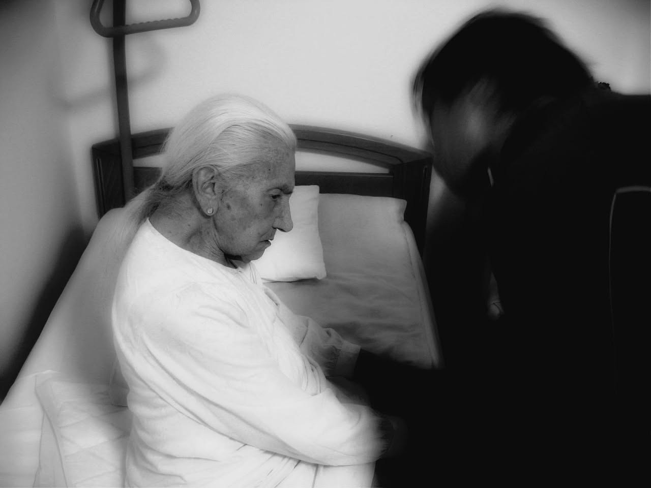 Scusa a una vicina anziana: come chiedere perdono per il rumore notturno