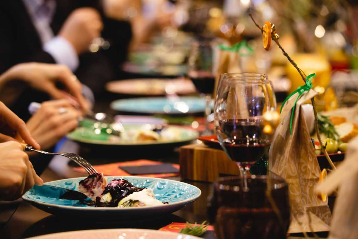 Organizzare una cena di gala con ChatGPT: la guida pratica per la confraternita
