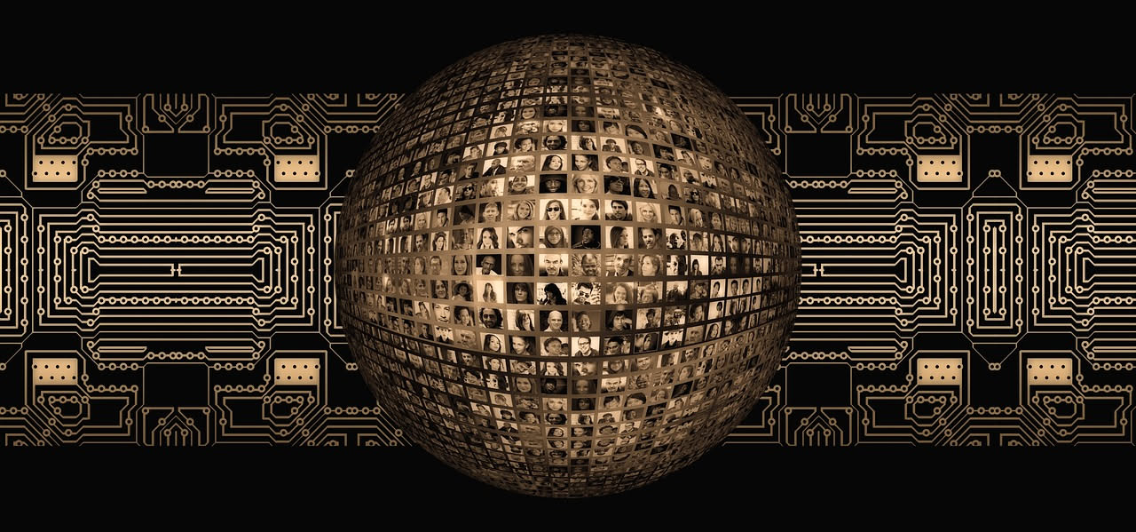 Una piccola azienda artigianale con tre persone al lavoro davanti a computer portatili, con documenti e prodotti sullo sfondo, simboleggiando l'uso della tecnologia in ambiente familiare