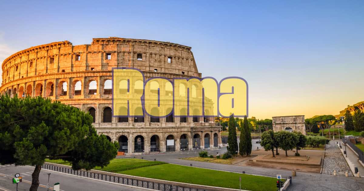 Foglio di carta con elenco di controllo per la gita scolastica, penna blu, smartphone e calendario su una scrivania con tazza di caffè