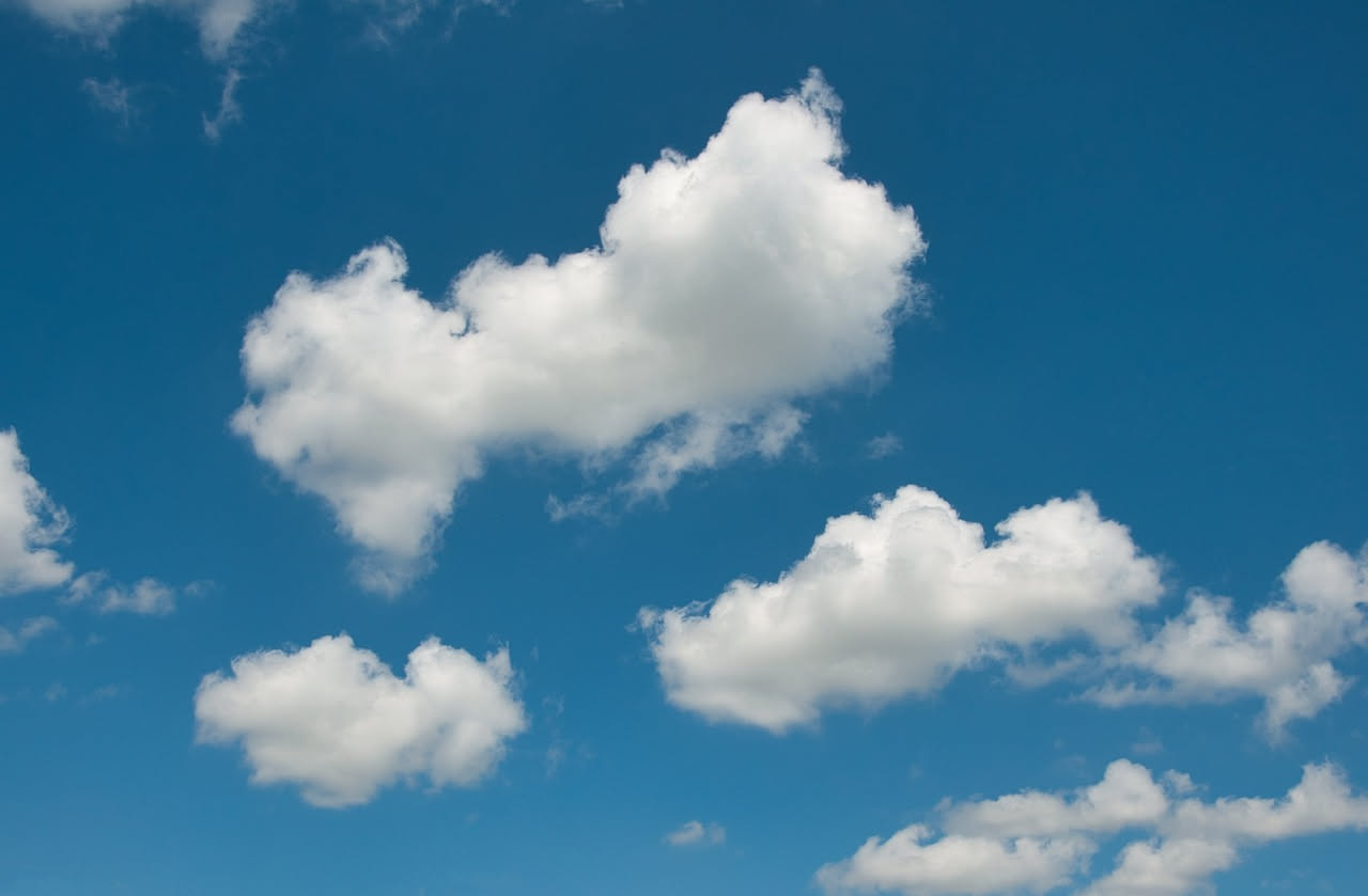 Visualizzazione schematica di un cloud: server collegati tra loro da linee luminose blu, con simboli di documenti, immagini e dati che galleggiano attorno