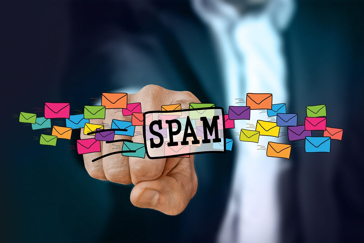 Schermata di computer con email sospetta che imita un brand noto, con bottone rosso "Verifica account", e icona di lucchetto aperto in primo piano