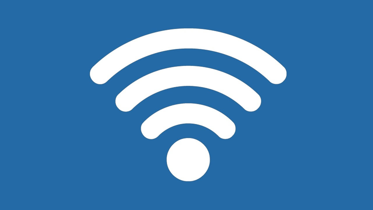 Router wifi bianco posizionato su un tavolo in una stanza luminosa, con simboli di onde radio blu che si irradiano intorno all'apparecchio