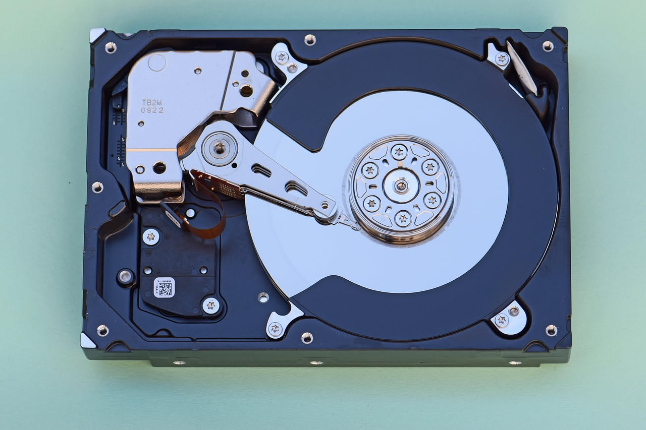 Schema grafico di una memoria cache con frecce che collegano il processore centrale a diversi strati di memoria, dal più veloce al più lento, su sfondo blu tecnologico
