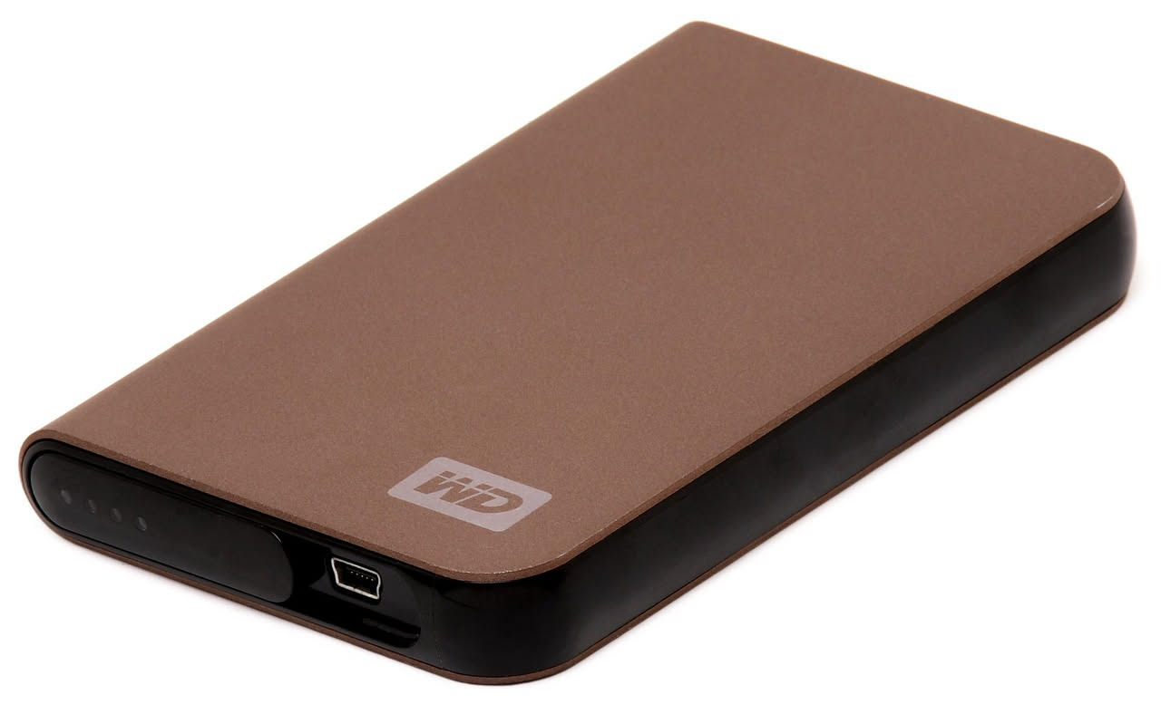 Disco rigido esterno nero collegato a un computer portatile tramite cavo USB, con spie luminose visibili sulla scocca