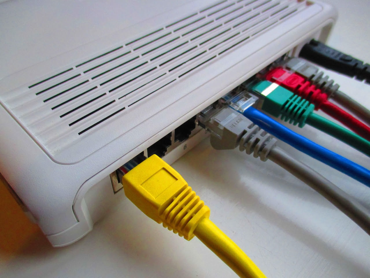 Rappresentazione di una rete globale con numeri e simboli di connessione che collegano dispositivi diversi in una mappa digitale