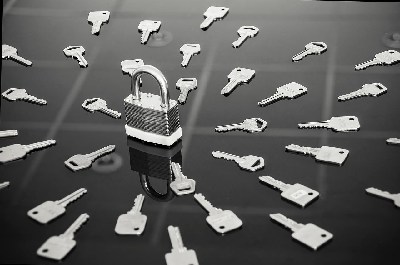 Schermo di computer con campo di inserimento password, lucchetto digitale e caratteri alfanumerici blu su sfondo scuro
