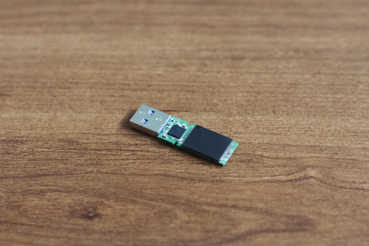 Come funziona una memoria SSD: la spiegazione tecnica semplice