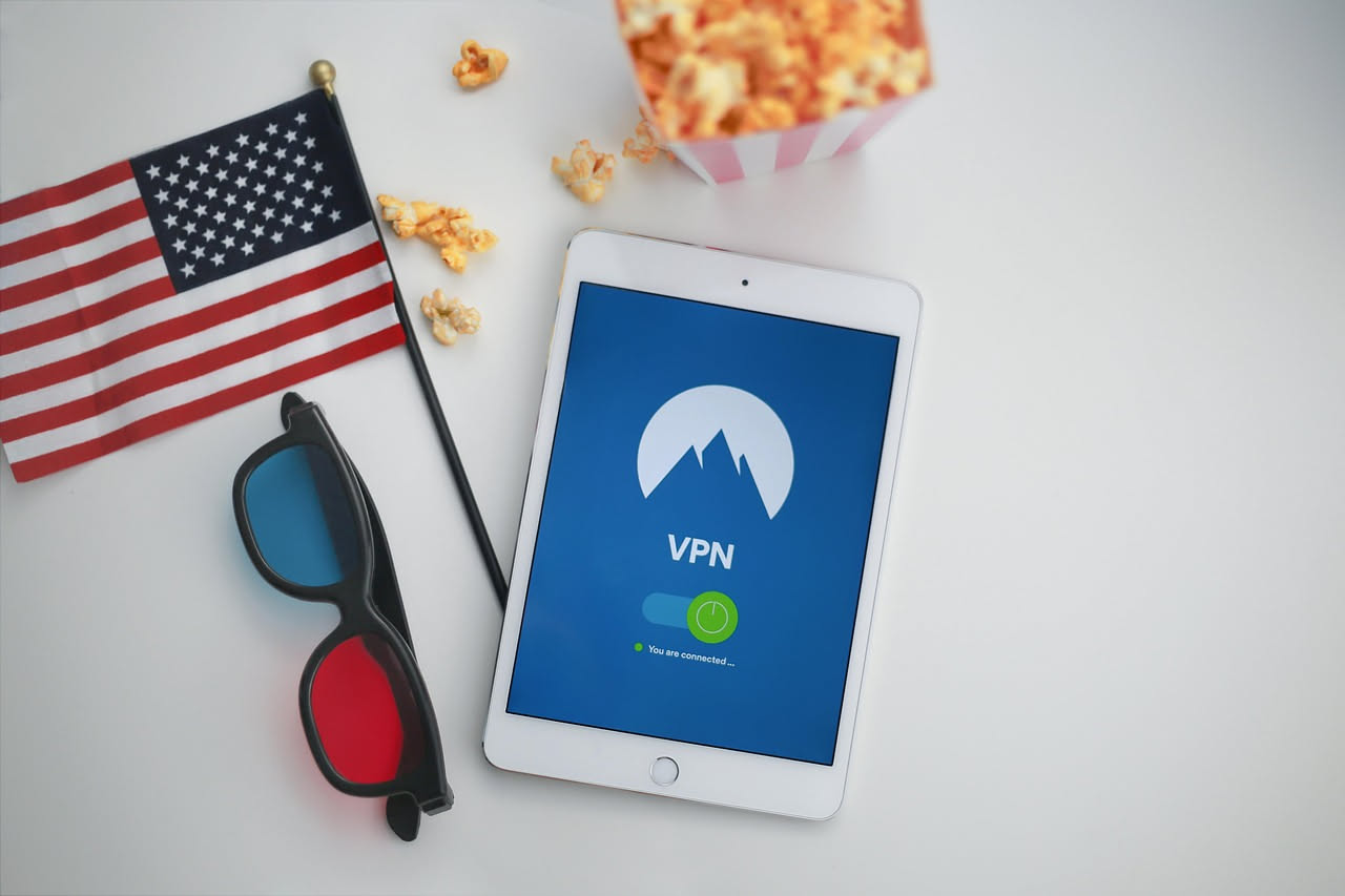 Schema illustrativo di una connessione VPN con dispositivo, tunnel criptato e server remoto, frecce che mostrano il flusso dei dati protetti