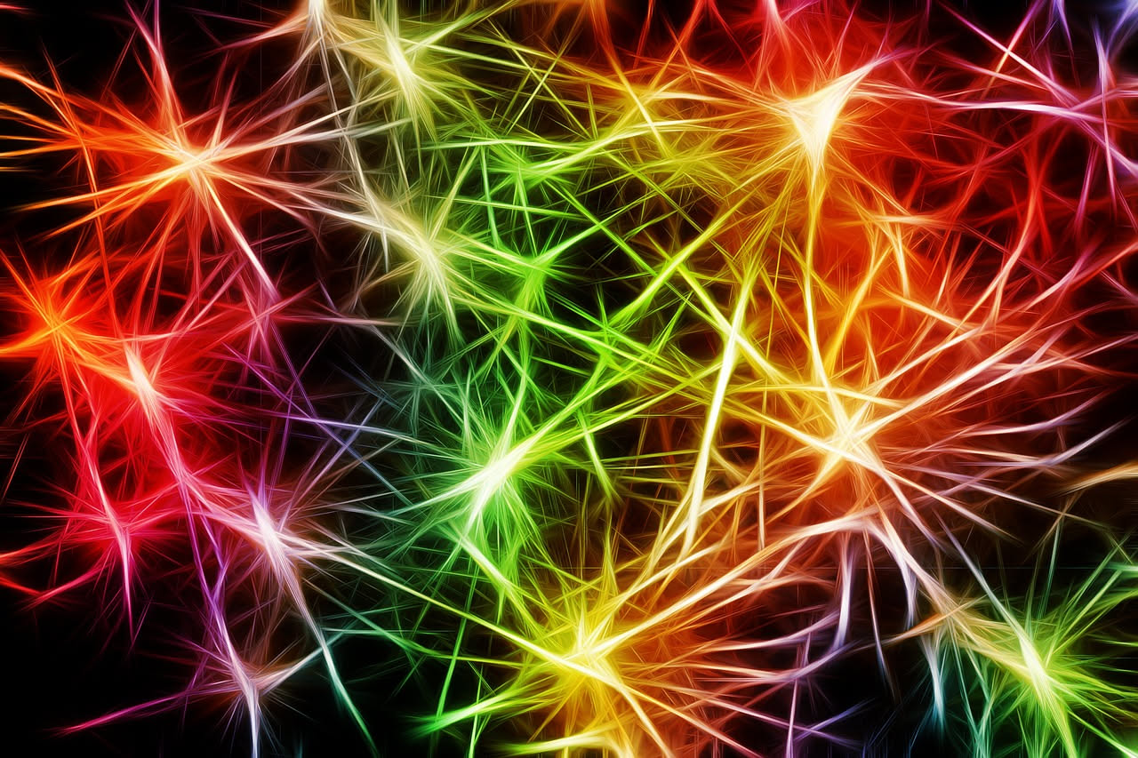 Schema di una rete neurale con nodi blu collegati da linee gialle e arancioni, organizzati in tre strati verticali, su sfondo scuro con griglia di dati