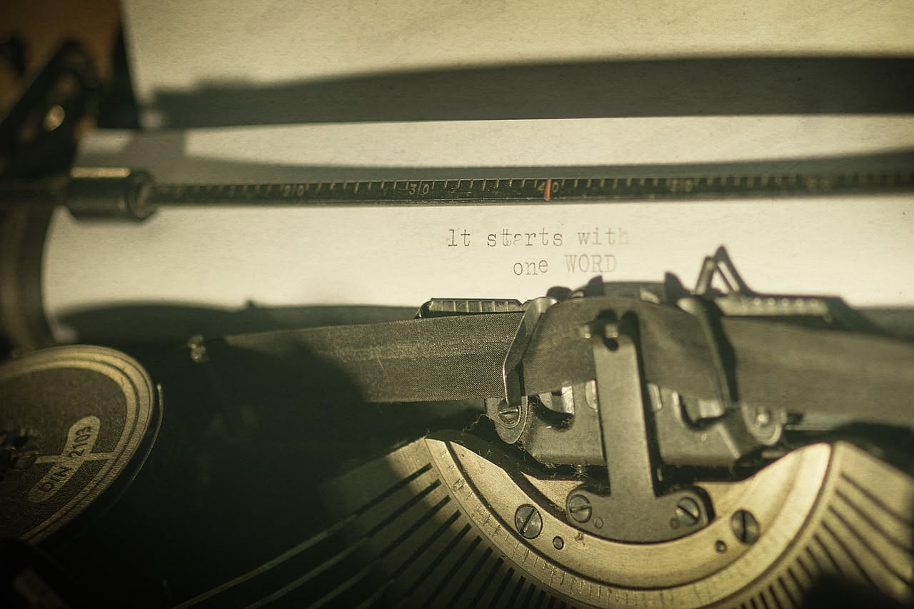 Schermo di computer con interfaccia di chat che mostra un prompt scritto e un'immagine di paesaggio montano di fronte, con evidenziati i dettagli da descrivere