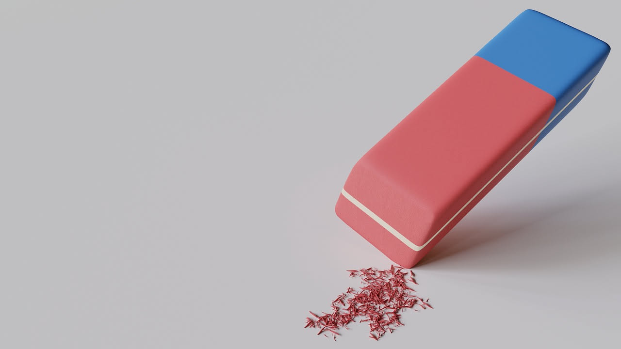 Schermo di un computer che mostra un prompt scritto con parole chiave evidenziate in rosso, simboli di divieto e frecce che indicano cosa evitare