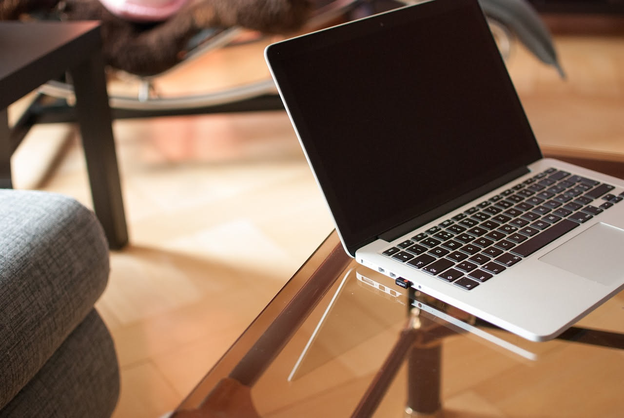 Perché dal 28 aprile 2026 il tuo prossimo laptop non avrà più il caricatore in scatola: la decisione più ecologica dell'UE che farà risparmiare 250 milioni di euro